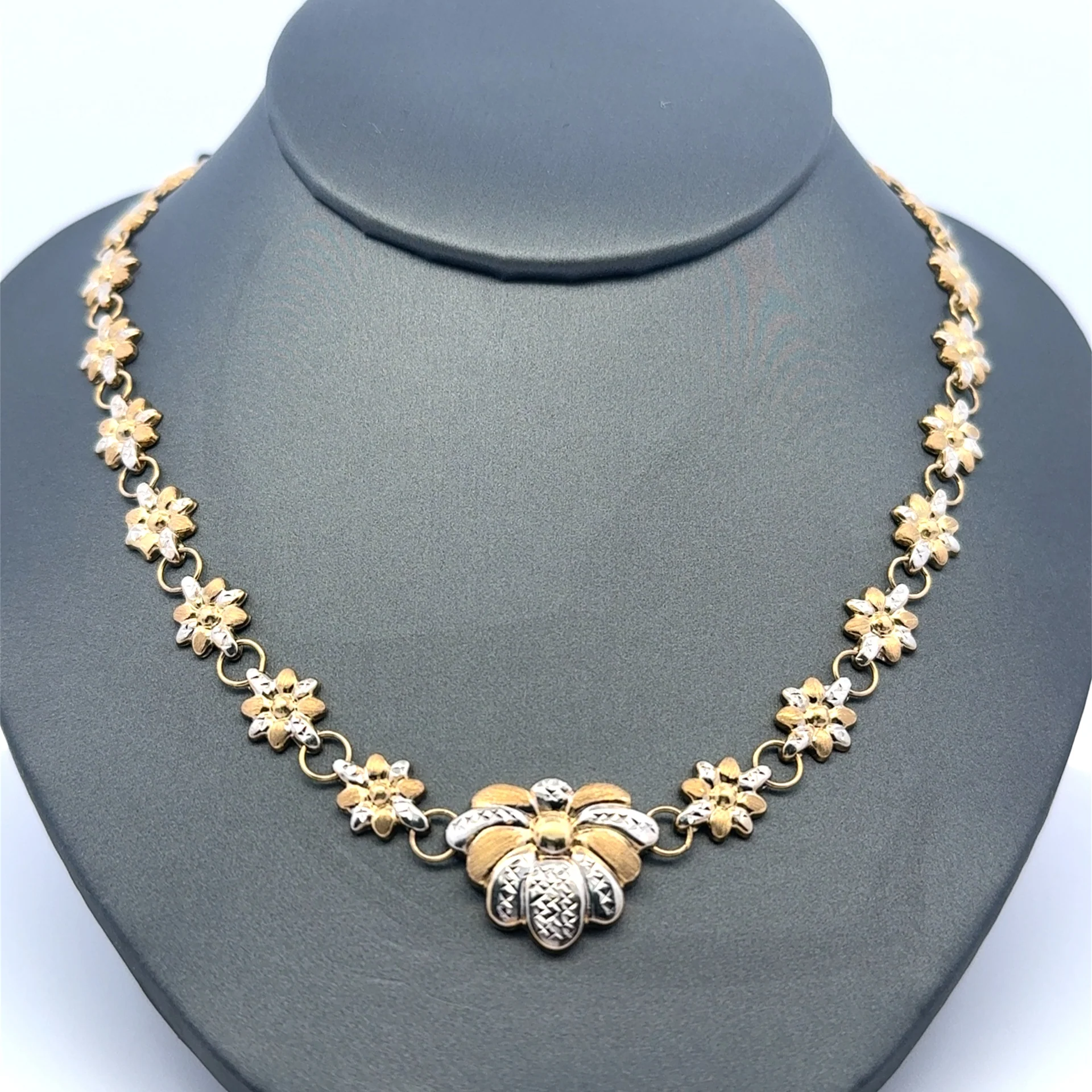 Necklaces Two-Tone Daisy Chain 9mm 18" 10K - Image 4