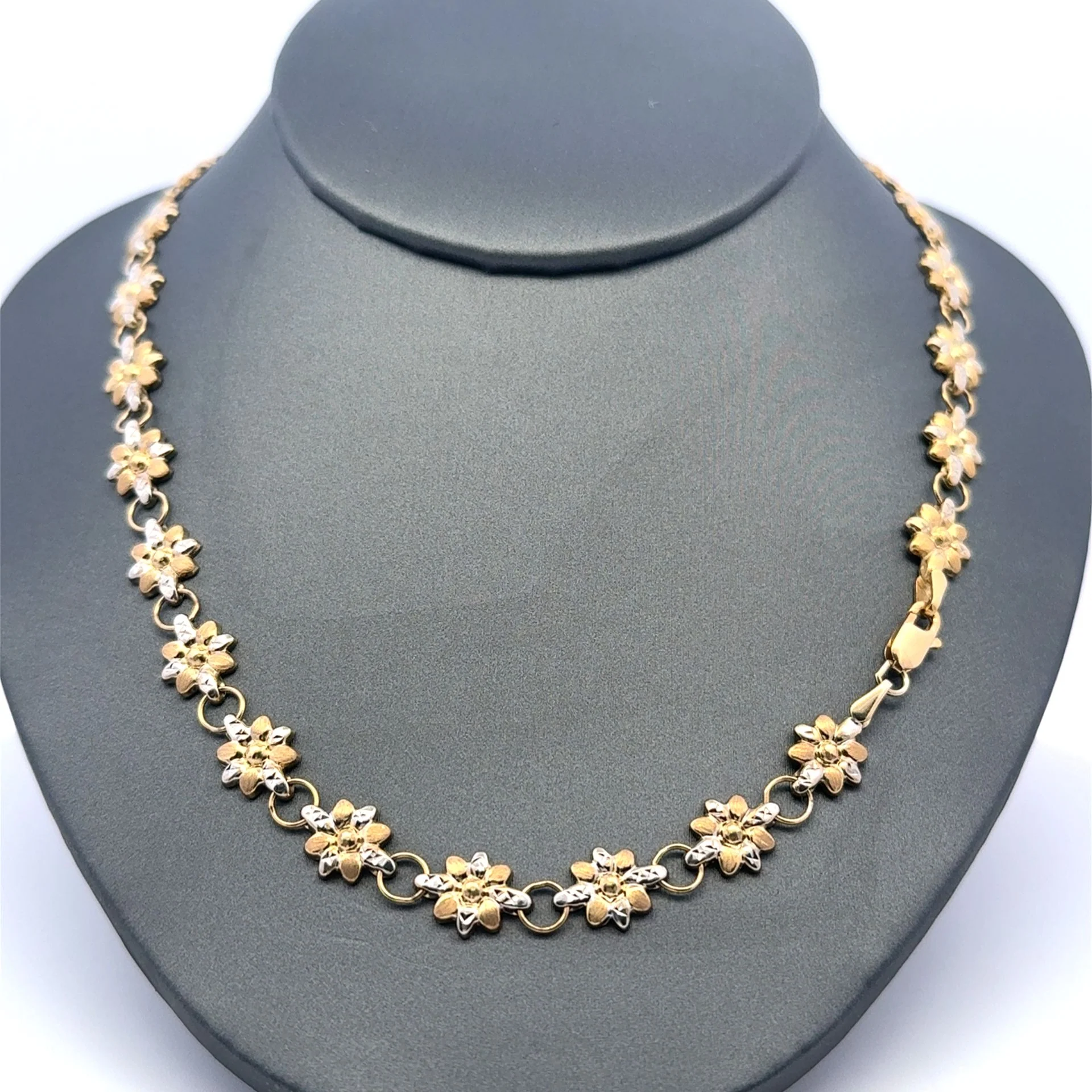 Necklaces Two-Tone Daisy Chain 9mm 18" 10K - Image 6